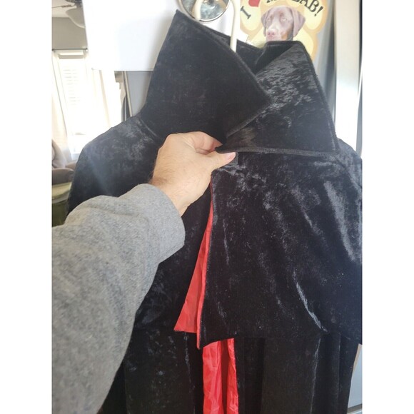 Adult XL 100% Polyester Fully Lined Vampire Cape Black/Red Halloween Costume - Picture 7 of 7